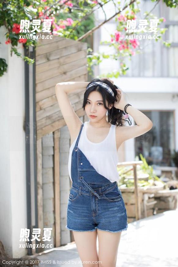 IMiss爱蜜社-莎莎Sasa IMiss爱蜜社 - 图片里的莎莎SasaJK,原图似乎在低声细语,能听到吗?