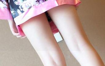 ROSI的美足写真，壁纸上的那一抹色彩，仿佛在说：快来欣赏我啊