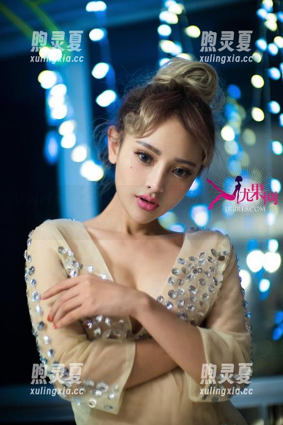UGirls尤果网-艾小青 UGirls尤果网 - 图包里的艾小青妹妹,好像在无意间偷走了我的注意力!