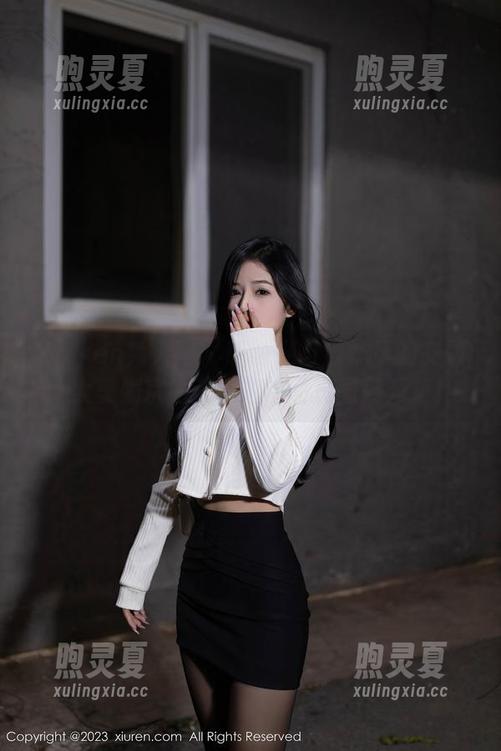 Xiuren秀人网-大美媚京 Xiuren秀人网 - 萌萌哒与撩妹风的交融:大美媚京的美臀丝袜写真图册开箱!