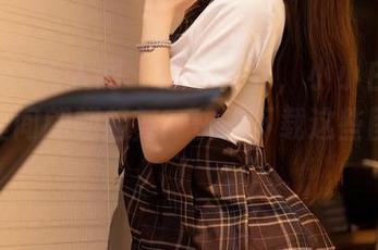 Xiuren秀人网 - 想象一下，小小白思宜在灰丝间翩翩起舞：快来下载这些图片吧！