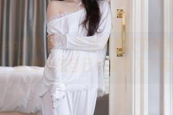 Xiuren秀人网 - 在观赏林文文的丝袜照片时，感觉好像自己也被卷入了画中！