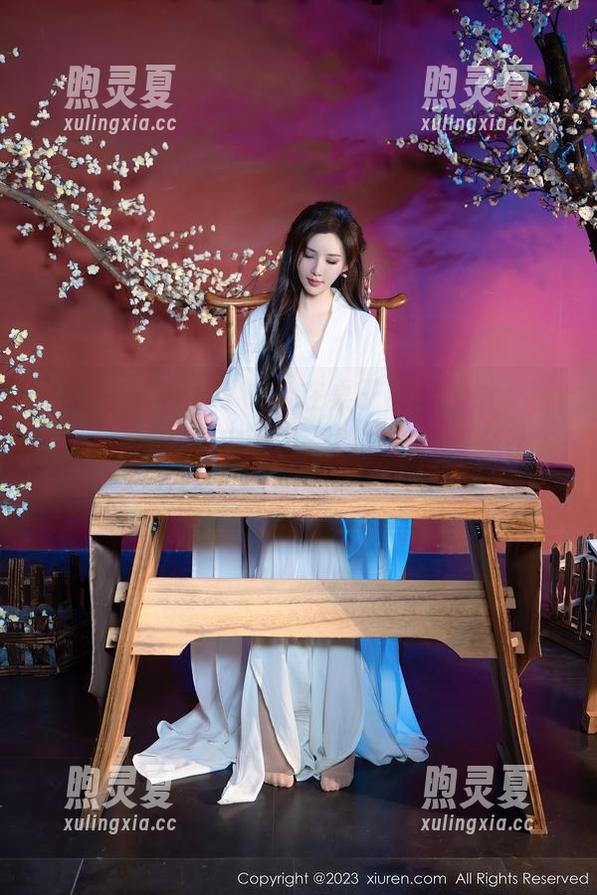 Xiuren秀人网-王馨瑶Yanni Xiuren秀人网 - 坐在桌子前,翻看王馨瑶Yanni的私房图包,棉袜风格真会让人犯嘀咕!