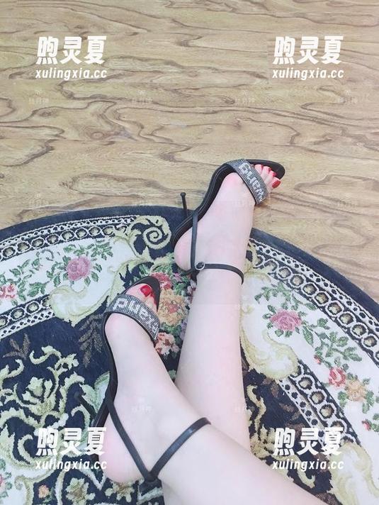 微密圈 - 一边看丝月神，一边感叹牛仔短裤和肉丝的完美配合，图片中的红高跟简直在发光！