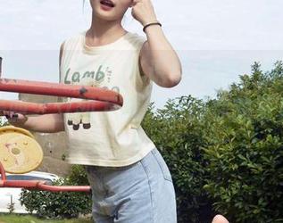 初夏女神 - 草莓色JK诱惑加持，安妮网盘里的美丽，立即下载，解锁你的夏日情怀！