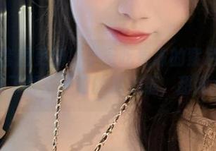 微密圈 - 套图更新！小玉吃果冻的紫色上衣让我想起了那些梦幻的泡泡糖，甜到心里