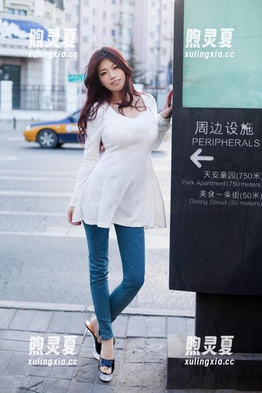 推女郎 - 赵梦洁的天台高清写真，平凡中的不平凡，认真的看好像会被吸进去