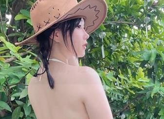 这套是一只废喵了的圣诞比基尼作品让我想说：哇，勇敢者的游戏，谁敢跟着一起嗨？
