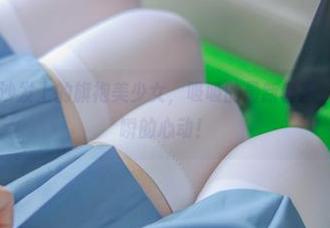 森萝财团 - 沙发上的旗袍美少女，吸吸的最新套图，下载只为一瞬的心动！
