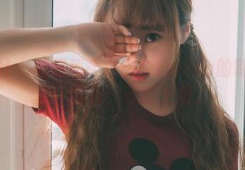 波萝社 - 在线感受许诺Sabrina的制服写真，警告：可能上瘾。