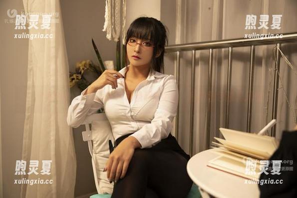 和洛璃LoLiSAMA一起当超S女警，私拍图包独具风情