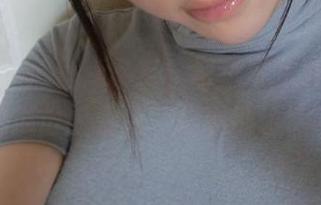 微密圈 - 黑丝、吊带，童小芯写真图集里的那份‘别致’你看到了吗？