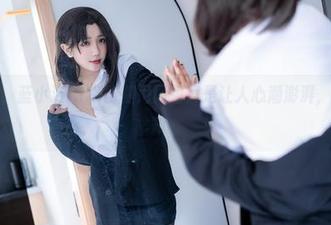 私拍如水，蓝小沂KiKi比基尼图包真是让人心潮澎湃，美而不自知。