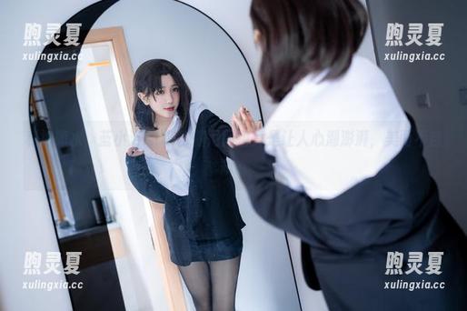 私拍如水，蓝小沂KiKi比基尼图包真是让人心潮澎湃，美而不自知。