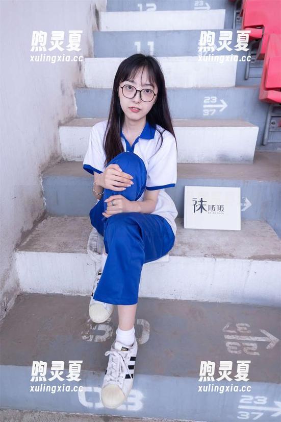 袜啵啵-熊熊 袜啵啵 - 熊熊的蓝色短棉袜私房写真:那些踩脏的故事