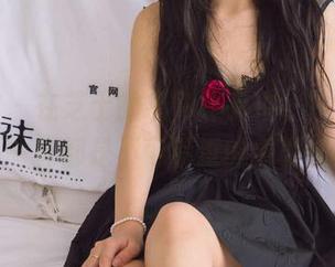 袜啵啵 - 在芝士的摄影作品中，白棉袜和甜品一样都是不可错过的重要资源！