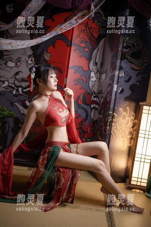 香草喵露露 看!高清图册里的香草喵露露穿着白绿套装,简直就是活生生的‘精灵’!
