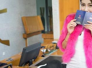 魅妍社 - FoxYini孟狐狸的海边写真：套图不仅有美，还有沙滩上的小意外！