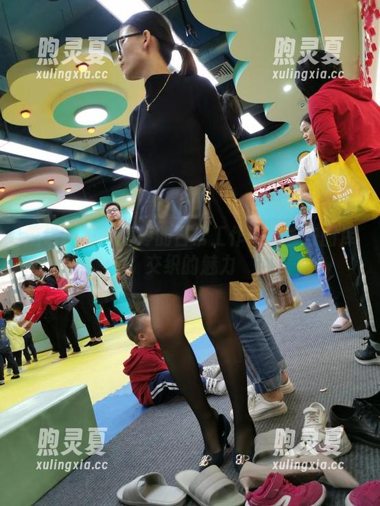 魔镜街拍-婷婷 魔镜街拍 - 婷婷的日常工作:黑丝与图库交织的魅力