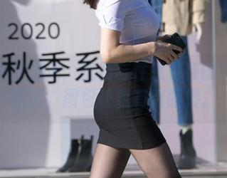 魔镜街拍精选：优雅与性感并存的黑裙小姐姐，图包让我有点眼馋。